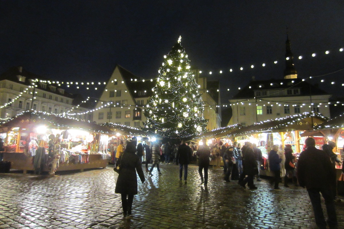 Julmarknad på Rådhusplatsen i Tallinn
